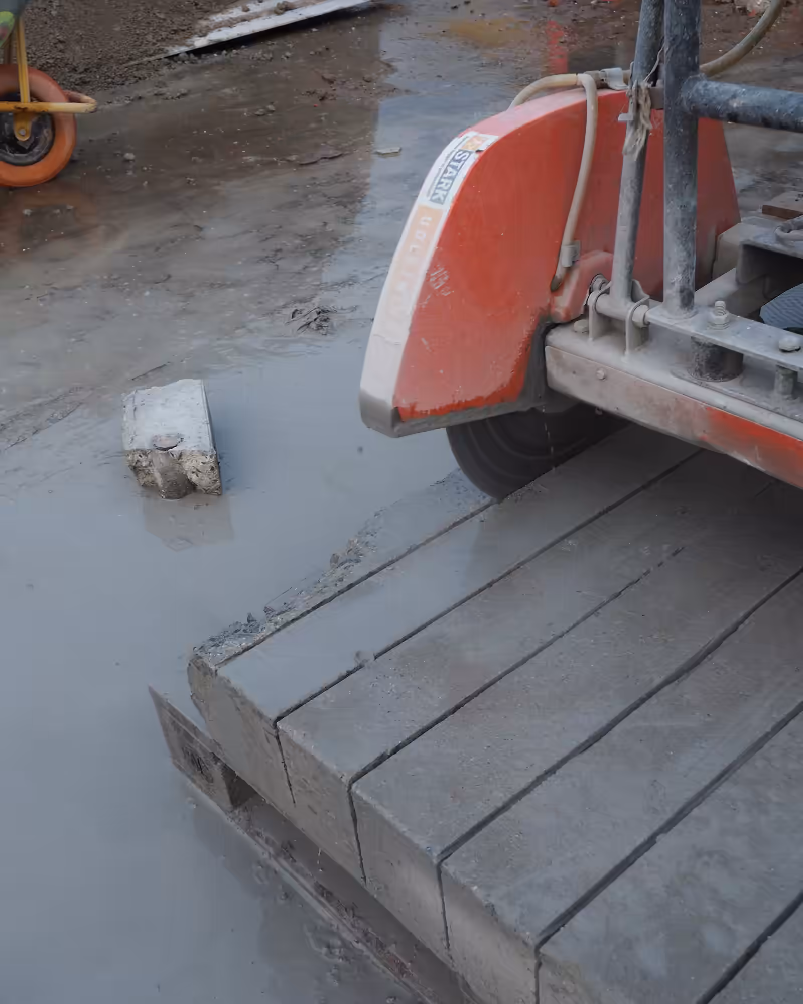 Skæring af betonsten